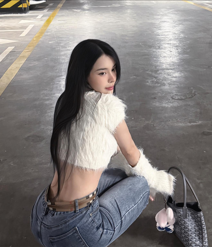 Để có được thân hình 'thắt đáy lưng ong', bạn gái Vũ Văn Thanh duy trì chế độ luyện tập nghiêm ngặt. Hiện tại, nàng WAG đam mê bộ môn pickleball, giúp cơ thể săn chắc và giải tỏa căng thẳng. Ngoài ra, cô còn kết hợp tập gym, pilates, billiards… nhằm giữ dáng hiệu quả.