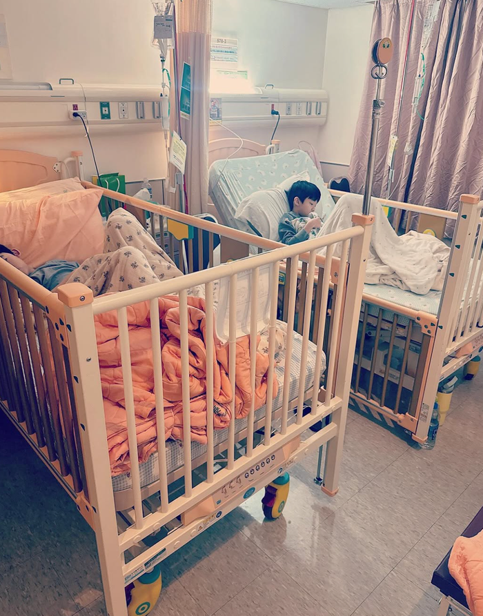 Trước đó, nữ ca sĩ Phạm Vỹ Kỳ cho biết gia đình đang mắc bệnh cúm. 