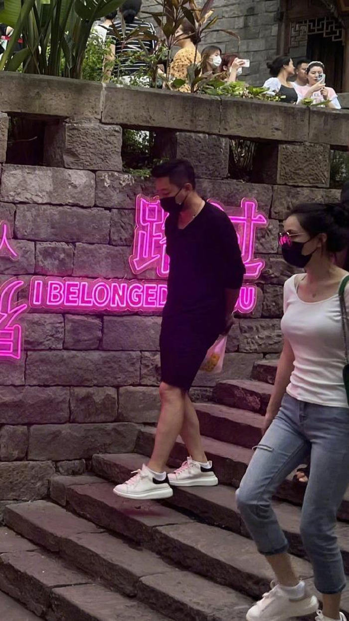 Chồng cũ Từ Hy Viên bị bắt gặp ngoại tình với Trương Anh Dĩnh trong thời gian chưa ly hôn với nữ diễn viên. 