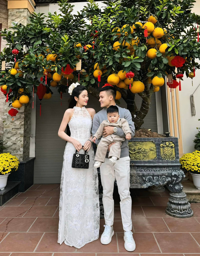 Hạnh phúc của Chu Thanh Huyền chính là những khoảnh khắc giản dị nhưng chan chứa tình yêu thương bên con và gia đình. Ảnh: FBNV