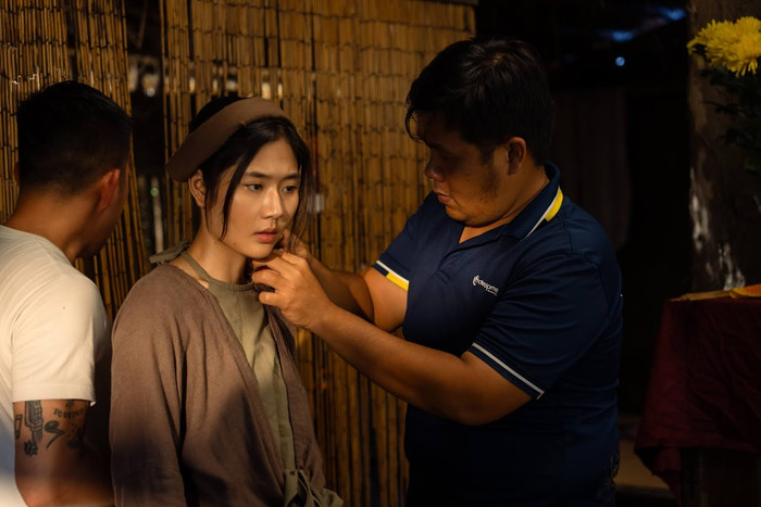 Nữ chính Diễm Trang chuẩn bị phục trang cho Đèn Âm Hồn.