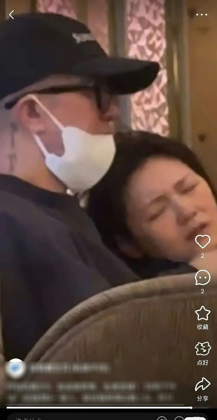 Hình ảnh được cho là lúc Từ Hy Viên và chồng ở sân bay Nhật Bản vào ngày 29/1 đang gây xôn xao mạng xã hội. Nữ diễn viên lộ rõ vẻ mệt mỏi, ngồi không vững. (Ảnh Weibo)