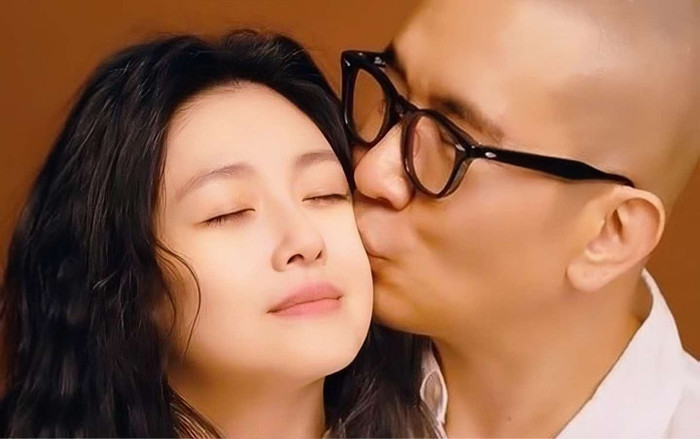 Chồng của nữ diễn viên đang rất suy sụp và đau buồn khi vợ qua đời đột ngột. 