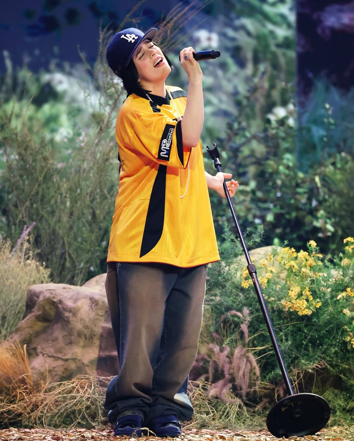 Billie Eilish tiếp tục 'lăng xê' phong cách bụi bặm, cá tính. Nữ ca sĩ kết hợp áo thun cùng chiếc quần jean ống suông, dáng rộng thùng thình. Billie Eilish chọn thêm một số món phụ kiện như giày thể thao. (Ảnh: Getty Images)
