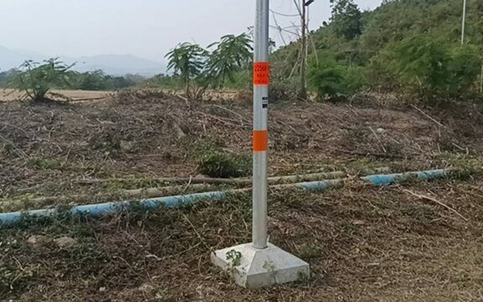 Cây cột điện liên tục 'nhảy múa', nhiều người dân hiếu kỳ kéo nhau đến xem Ảnh 2