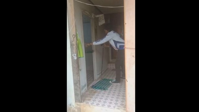 Vào phòng tắm, chủ nhà tá hỏa chạy ra ngoài vì một 'vị khách' không mời Ảnh 1