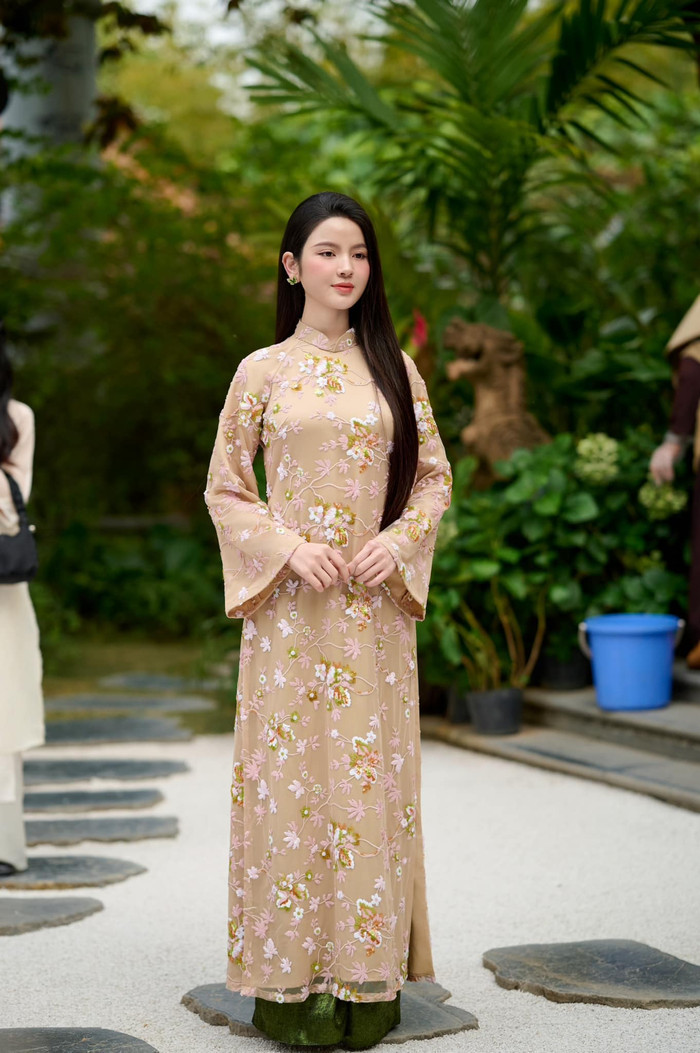 Trên trang cá nhân, Chu Thanh Huyền - vợ Quang Hải đăng tải hình ảnh diện áo dài đi du xuân. Khoảnh khắc này nhanh chóng gây chú ý và thu về lượng tương tác lớn từ người hâm mộ. (Ảnh: FBNV)