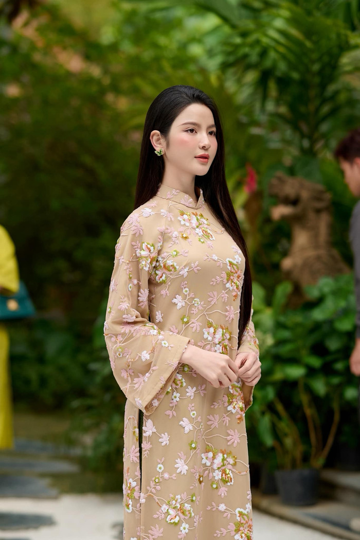 Việc mắc bệnh khiến công việc chuẩn bị cho Tết Nguyên Đán 2025 của Chu Thanh Huyền bị 'chững lại'. Tuy nhiên, cô được Quang Hải và người thân hết mực hỗ trợ. Nam cầu thủ chuẩn bị cơm nước, thuốc men cho vợ, giặt giũ quần áo cho con trai... (Ảnh: FBNV)