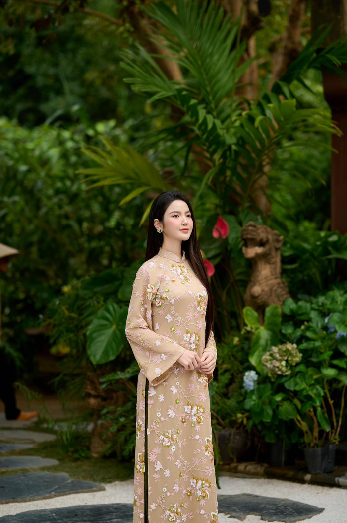 Trước kỳ nghỉ Tết Nguyên Đán 2025, vợ Quang Hải khiến công chúng lo lắng khi tiết lộ chuyện gặp vấn đề về sức khỏe. Chu Thanh Huyền mắc bệnh xoang và kèm theo một số triệu chứng khác như đau đầu, sốt. Nàng WAG đã phải bật khóc khi chia sẻ về vấn đề này: 'Mình cảm thấy khốn khổ khi bị bệnh xoang hành hạ, không biết làm cách nào để hết. Trời ơi, đau đầu, sốt, xoang nặng đến cỡ đó luôn á. Mệt mỏi ghê, một tháng bị mấy lần liền. Có cách nào hết không ta chứ thấy mệt quá à'. (Ảnh: FBNV)