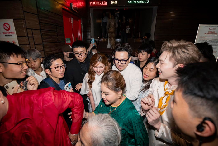 Trấn Thành và ê-kíp phim vẫn đang tích cực quảng bá bộ phim, liên tục cập nhật mọi hoạt động ở trên các nền tảng mạng xã hội. Ảnh: FBNV