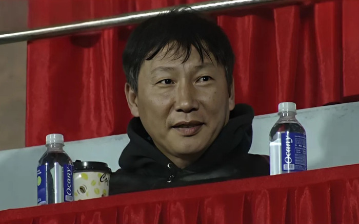 Ngay khi Hendrio ghi bàn nâng tỷ số lên 2-1, HLV Kim Sang Sik đã để lộ một nụ cười bí ẩn từ khán đài sân Thiên Trường.