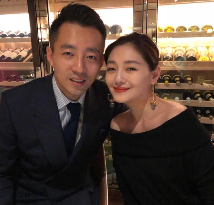 Từ Hy Viên và chồng cũ - doanh nhân Uông Tiểu Phi đang trong thời gian kiện tụng về chi phí nuôi dưỡng hai con sau ly hôn. 