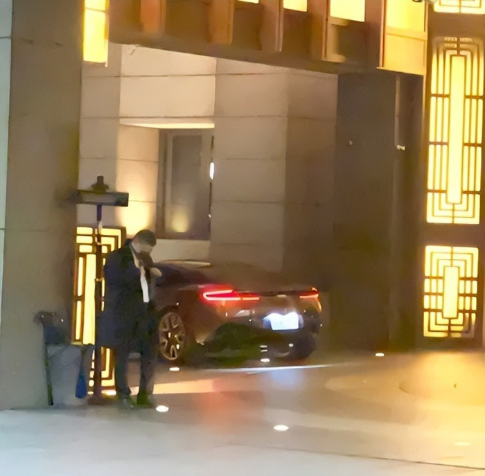 Uông Tiểu Phi lái chiếc siêu xe từng tranh chấp với Từ Hy Viên đến viếng vợ cũ. 