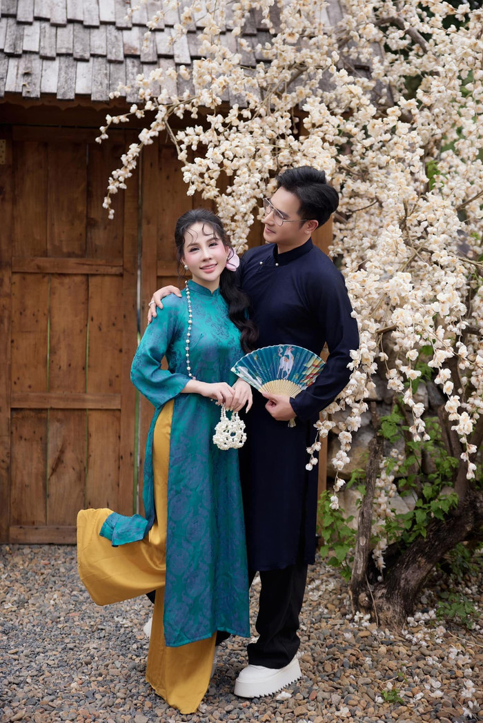 Nam ca sĩ Chu Bin dành cho bạn gái Ngọc Trà ánh mắt đong đầy tình cảm. Ảnh: FBNV