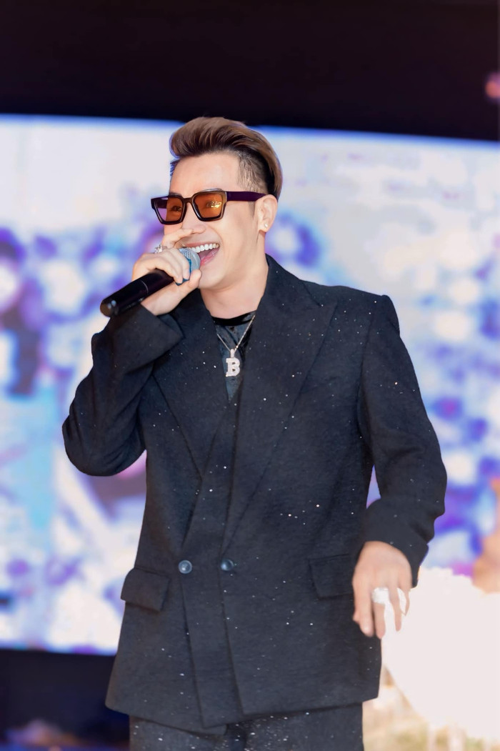 Nam ca sĩ Chu Bin khá đắt show và vẫn chăm chỉ nhận lời biểu diễn. Ảnh: FBNV