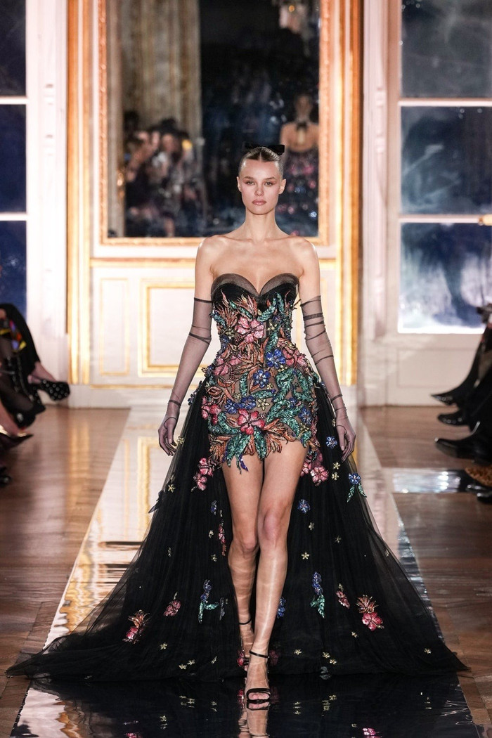 Tuy nhiên, đương kim Hoa hậu Thế giới vẫn ghi điểm nhờ thần thái sắc lạnh và từng bước catwalk uyển chuyển. (Ảnh tổng hợp)