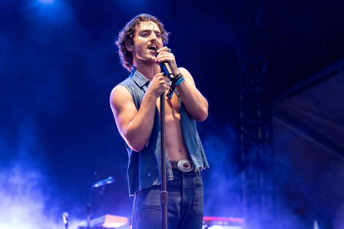 Nam ca sĩ lấy kéo cắt đồ trên sân khấu, khoe cơ bắp khiến hội chị em 'mê mệt' Ảnh 1