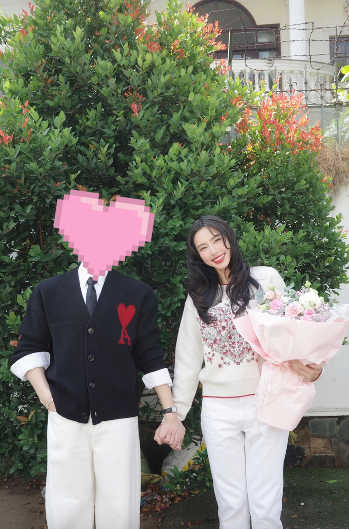 Hoa hậu Thùy Tiên công khai đăng ảnh nắm tay một nhân vật nam bí ẩn. (Ảnh: FBNV)