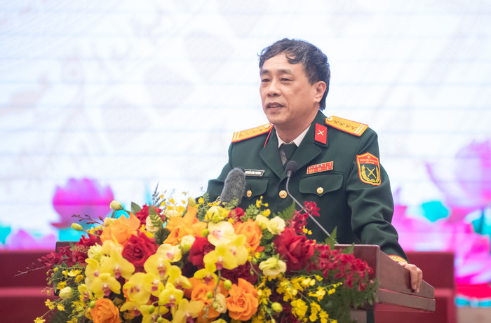 Nhà văn Nguyễn Bình Phương, Phó Chủ tịch Hội Nhà văn Việt Nam phát biểu tham luận