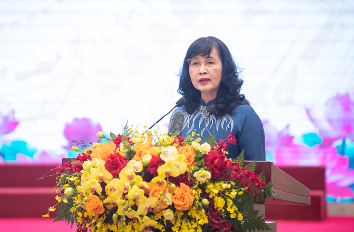 Nghệ sĩ nhiếp ảnh Trần Thị Thu Đông, đại biểu Quốc hội, Chủ tịch Hội Nghệ sĩ Nhiếp ảnh Việt Nam phát biểu tham luận 