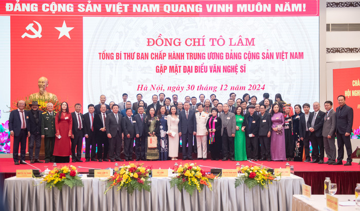 Tổng Bí thư Tô Lâm chụp ảnh cùng các đại biểu tham dự buổi gặp mặt 