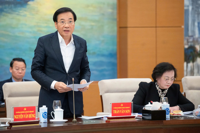 Bộ trưởng, Chủ nhiệm VPCP Trần Văn Sơn báo cáo tại Hội nghị.