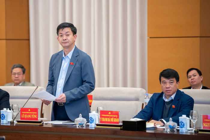 Tổng Thư ký Quốc hội, Chủ nhiệm Văn phòng Quốc hội Lê Quang Tùng báo cáo tại Hội nghị.