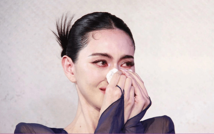 Mai Davika bật khóc trước tin đồn bỏ rơi bố ruột bệnh nặng Ảnh 2