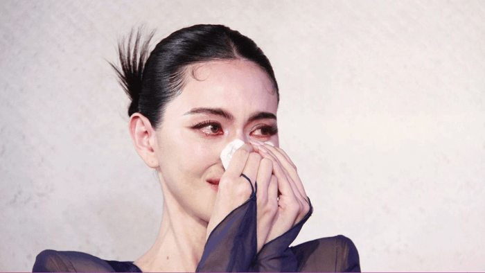 Mai Davika không thể kiềm chế cảm xúc khi được hỏi về gia đình. Ảnh: Sưu tầm