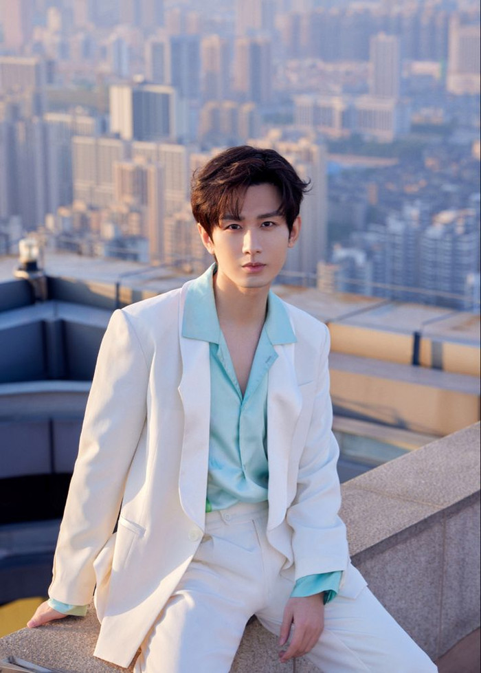 Thành Nghị thu về lượng lớn người hâm mộ nhờ vẻ đẹp thư sinh. Không kém cạnh Dương Dương, anh cũng sở hữu làn da trắng sáng, không tì vết. Thành Nghị theo đuổi bí quyết chăm sóc khá đơn giản gồm hai bước cơ bản là làm sạch và dưỡng ẩm. Theo đó, nam diễn viên cũng đưa một số sản phẩm như sữa rửa mặt, serum, toner, kem dưỡng ẩm vào routine dưỡng da mỗi ngày. (Ảnh: Pinterest)