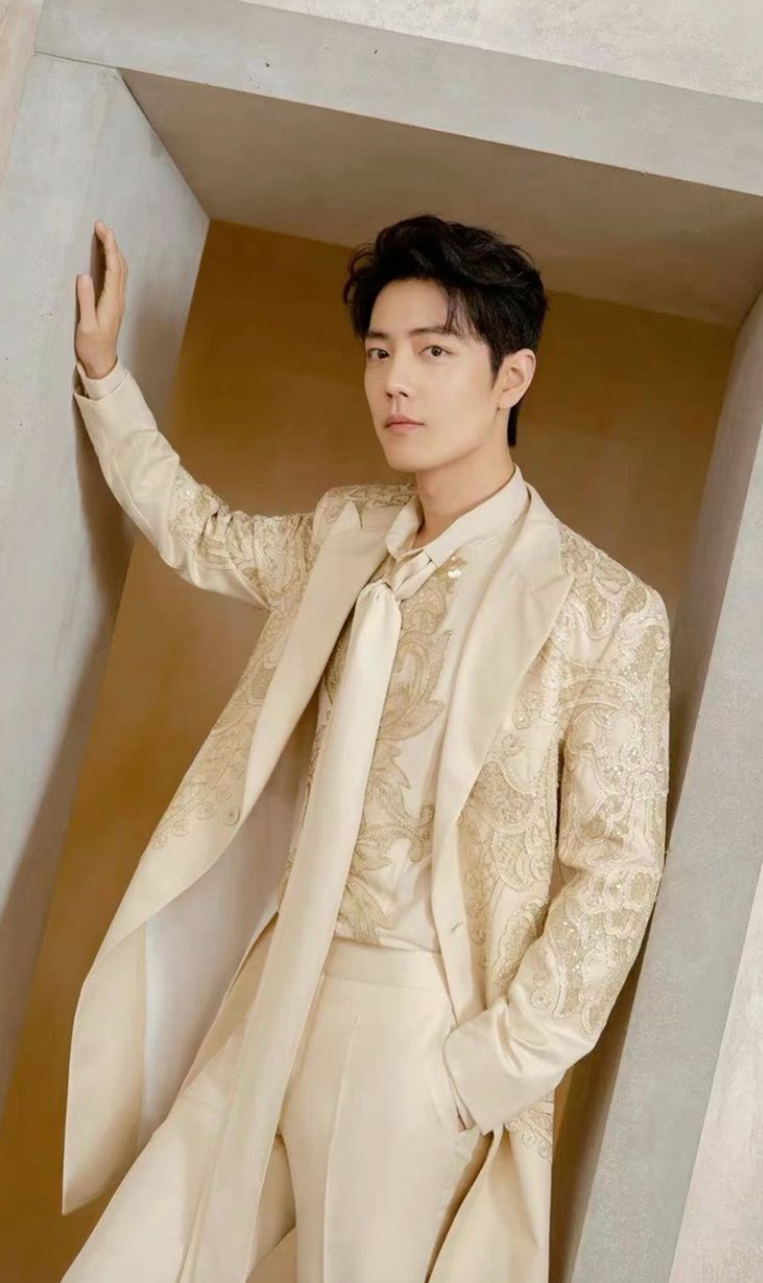 Góp mặt trong danh sách sao nam lưu lượng của làng giải trí Hoa Ngữ còn phải kể đến Tiêu Chiến. Sức hút của nam diễn viên hiện vẫn chưa có dấu hiệu hạ nhiệt mà ngày càng thăng hạng theo thời gian. Về bí quyết sở hữu nhan sắc thu hút, Tiêu Chiến cũng đề cao việc dưỡng da mặt bằng những sản phẩm chuyên sâu như serum, mặt nạ. Tuy nhiên, trước khi thực hiện những bước này, Tiêu Chiến luôn phải làm sạch da khỏi những bụi bẩn, dầu thừa và cặn trang điểm. (Ảnh: Pinterest)