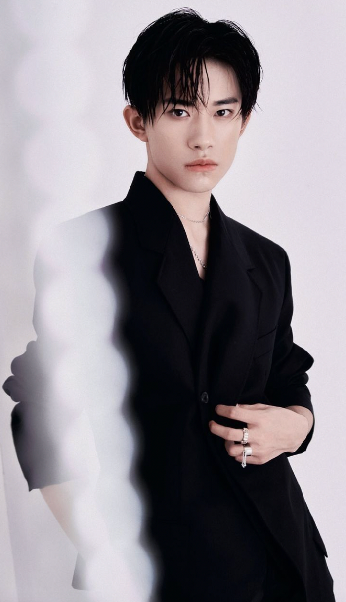 Về phần Dịch Dương Thiên Tỷ, chu trình dưỡng da của anh đi từ những bước cơ bản đến nâng cao. Lần lượt phải kể đến như mặt nạ, kem dưỡng, serum và kem mắt. (Ảnh: Pinterest)