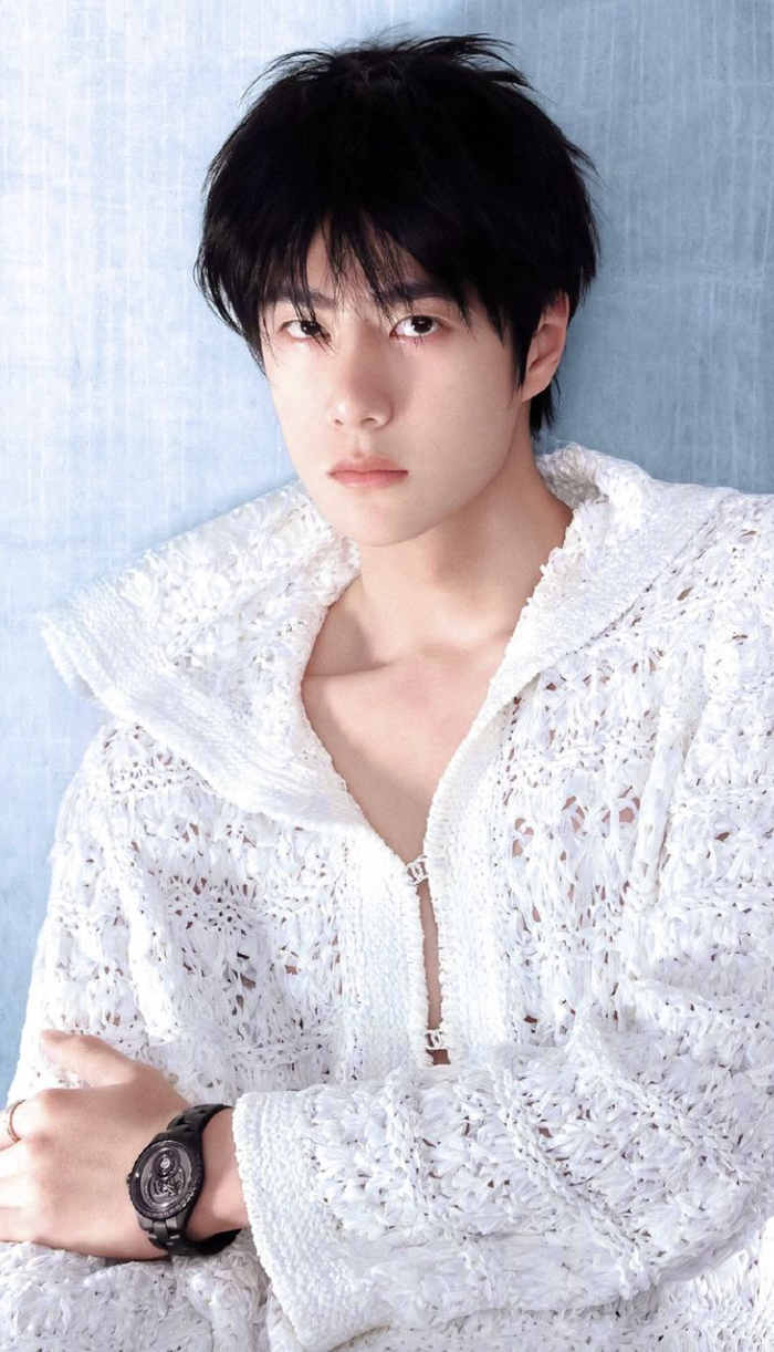 Vương Nhất Bác không hé lộ cụ thể về chu trình dưỡng da mỗi ngày. Tuy nhiên, thông qua những cuộc phỏng vấn đơn lẻ, công chúng dễ dàng 'bóc tách' ra những bước cơ bản trong routine chăm sóc da của mỹ nam này. Ngoài làm sạch, dưỡng ẩm quen thuộc, Vương Nhất Bác còn sử dụng mặt nạ có tác dụng làm sáng và chống lão hóa. Nhờ đó, nam diễn viên luôn duy trì nhan sắc thu hút, làn da trắng sáng, căng bóng. (Ảnh: Pinterest)