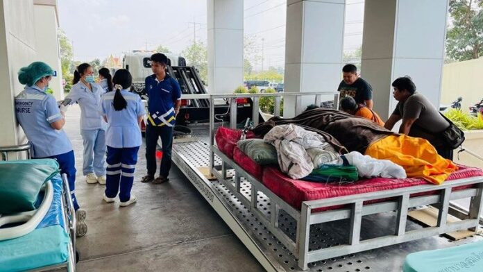 Người phụ nữ nặng 300kg bị khó thở, gia đình không thể tự đưa đến bệnh viện Ảnh 1