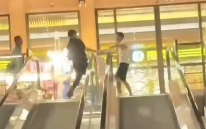 Thử giày nhưng không mua, cặp vợ chồng 'gặp biến' tại trung tâm thương mại Ảnh 2