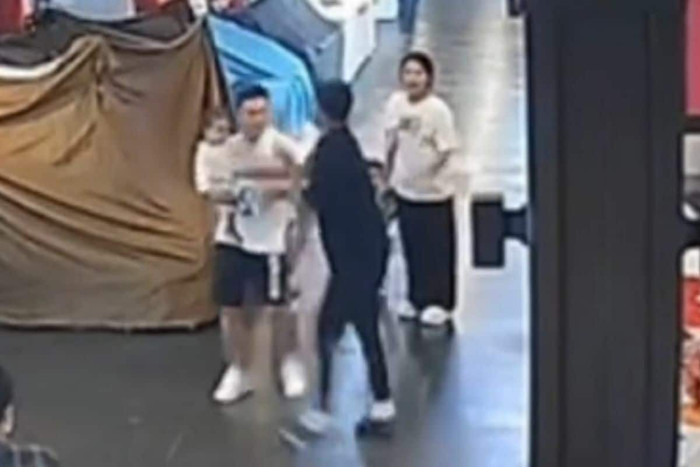 Thử giày nhưng không mua, cặp vợ chồng 'gặp biến' tại trung tâm thương mại Ảnh 2