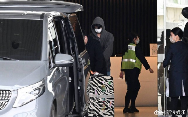 Người nhà mang tro cốt của Từ Hy Viên về lại Đài Loan. (Ảnh: Weibo)