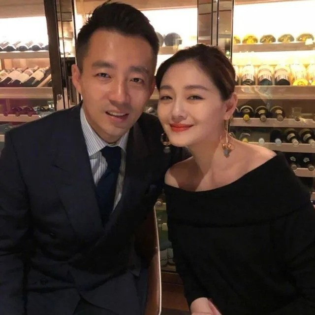 Bạn thân cho biết Uông Tiểu Phi tái phát bệnh tâm thần sau khi Từ Hy Viên qua đời. (Ảnh QQ)