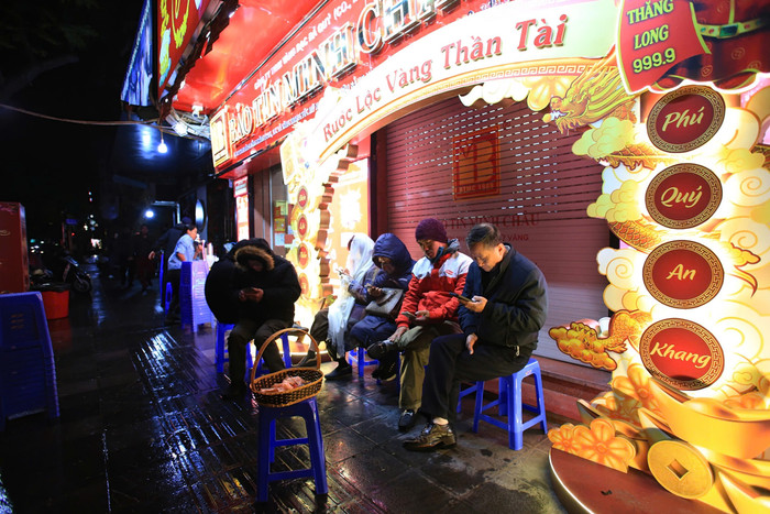 Phố vàng Hà Nội khác lạ trong ngày vía Thần Tài Ảnh 6