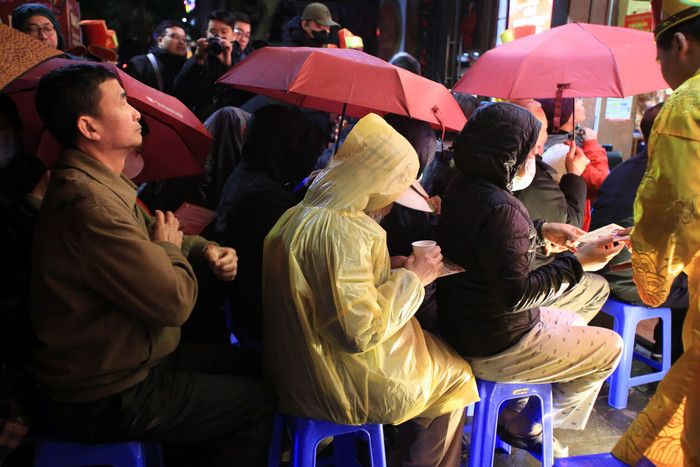 So với các năm trước, lượng người đến mua vàng ngày vía Thần Tài giảm hẳn.