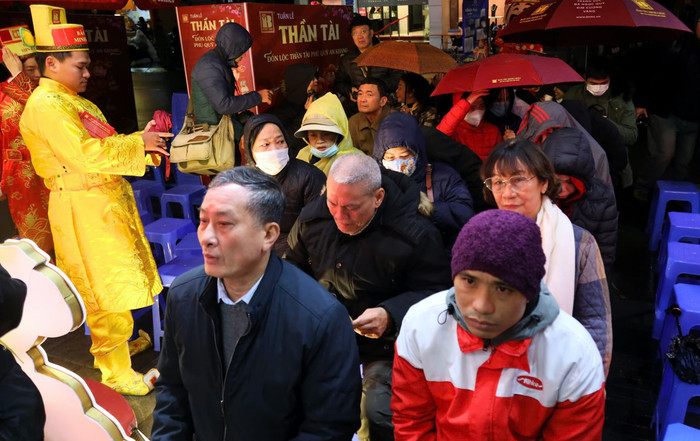 Phố vàng Hà Nội khác lạ trong ngày vía Thần Tài Ảnh 9