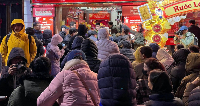 Đến giờ mở cửa, người dân ùa vào mua vàng nhưng không xảy ra tình trạng quá tải như các năm trước.