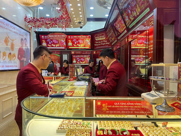 Phố vàng Hà Nội khác lạ trong ngày vía Thần Tài Ảnh 1