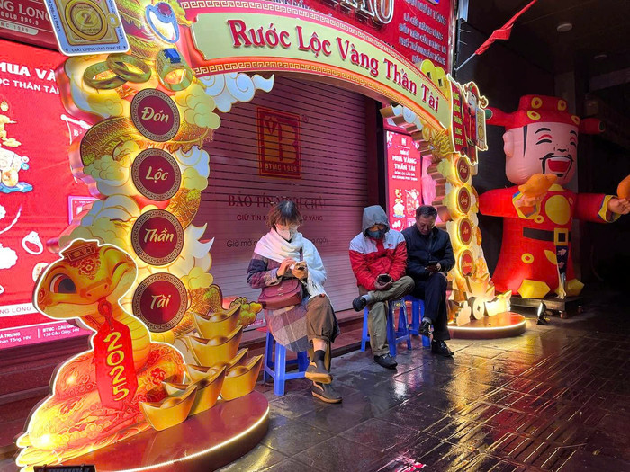 Nhiều người 'đội rét', xếp hàng đợi mua vàng