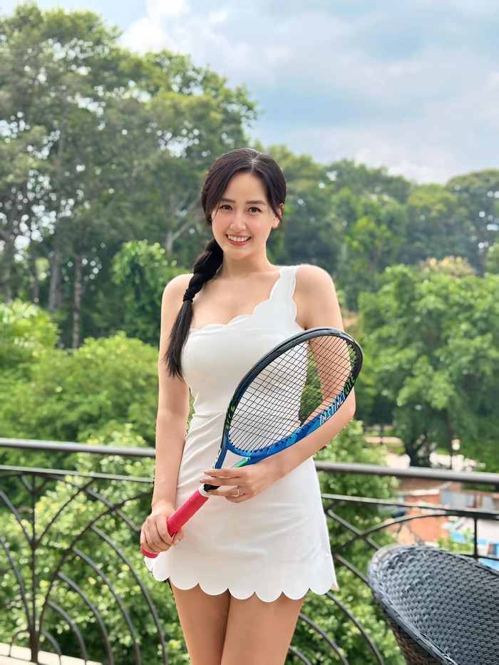 Người đẹp Hà thành có niềm đam mê với bộ môn với tennis, thường xuyên khoe ảnh rạng rỡ khi ra sân. (Ảnh: FBNV)