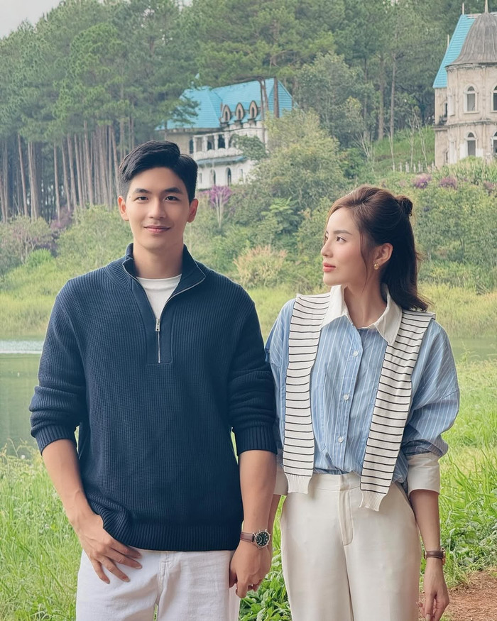 Trên trang cá nhân Instagram, Hoa hậu Kỳ Duyên đăng tải khoảnh khắc ngọt ngào bên nam diễn viên trẻ Quốc Anh, thu hút sự quan tâm của đông đảo người hâm mộ. Cặp đôi không ngần ngại nắm tay, trao nhau ánh mắt tình tứ. (Ảnh: Instagram nhân vật)