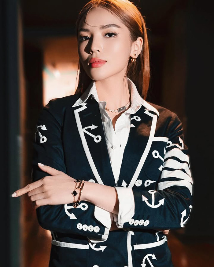 Không chỉ riêng nhân vật được Hoa hậu Kỳ Duyên đảm nhiệm trong 'Bộ tứ báo thủ', nàng hậu Nam Định ở đời thường cũng sở hữu gu thời trang sang chảnh. Đặc biệt, Hoa hậu Kỳ Duyên được mệnh danh là 'yêu nữ hàng hiệu' của giới nhan sắc Việt. Tủ đồ của cô phủ sóng nhiều thiết kế váy áo đến phụ kiện của nhiều nhà mốt đình đám trên thế giới và mang mức giá gây choáng ngợp. (Ảnh: Instagram nhân vật)