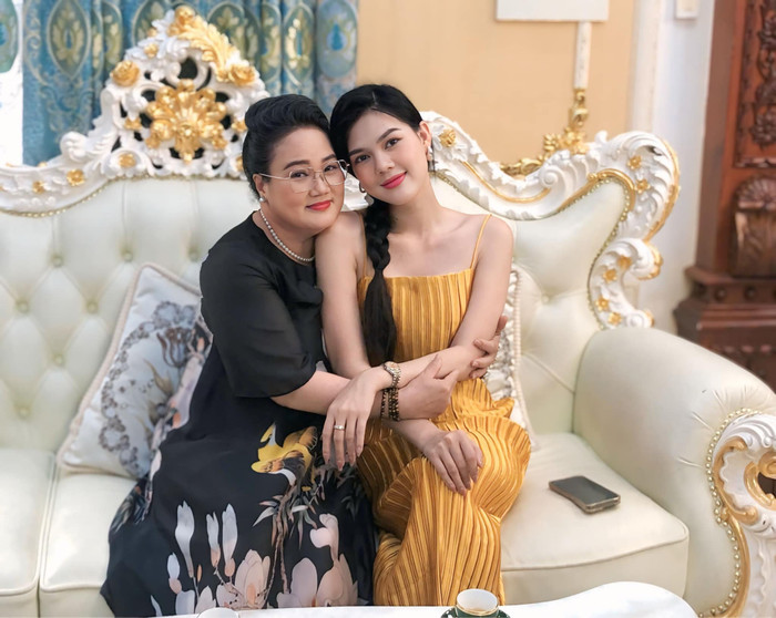 Ngọc Trinh thân thiết bên nghệ sĩ Thanh Ngọc ở hậu trường phim mới - FBNV.