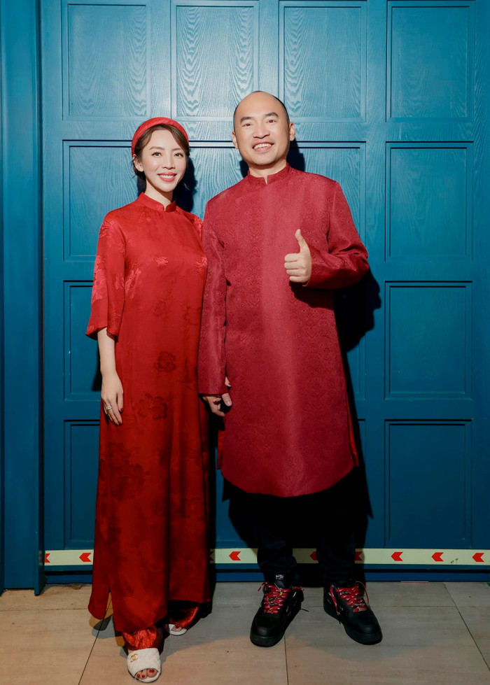 Thu Trang và ông xã Tiến Luật trong một sự kiện quảng bá Nụ Hôn Bạc Tỷ.