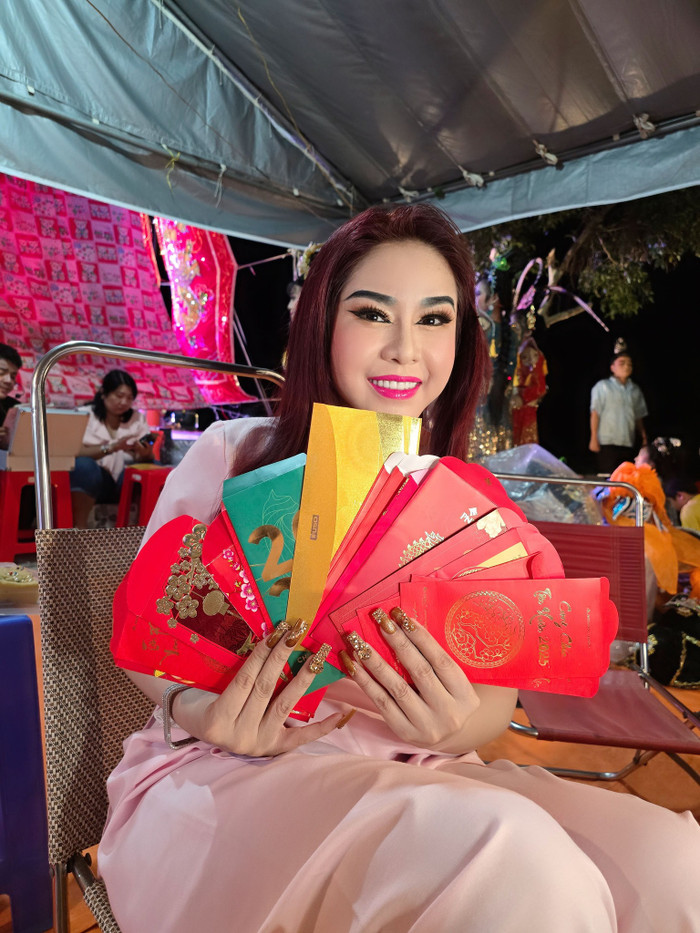 Nghệ sĩ Bình Tinh luôn được khán giả yêu mến mỗi khi xuất hiện trên sân khấu. Ảnh: FBNV